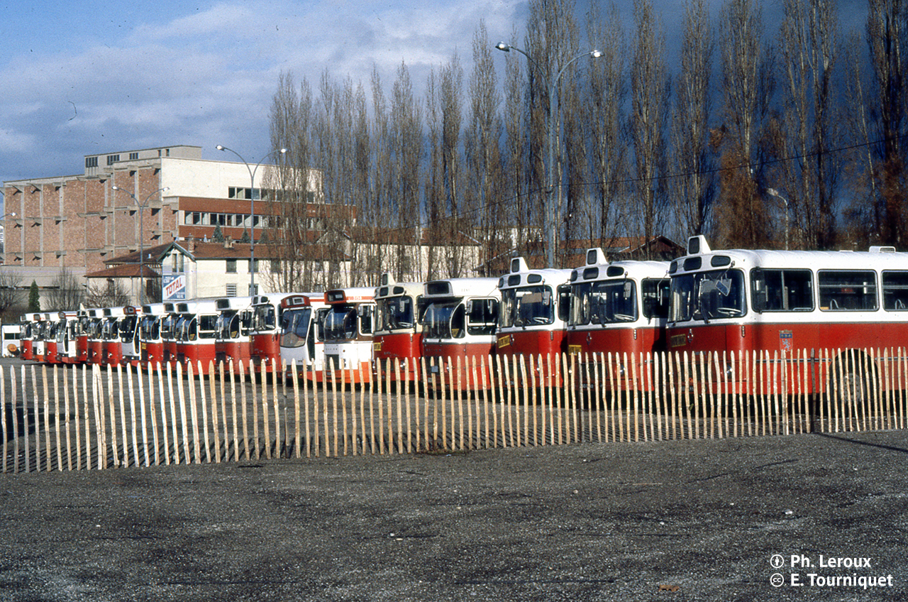 Les 20 voitures (scolaires, spéciaux et réserves) garées au dépôt provisoire de Gorge de Loup en décembre 1978<br><i>On voit 6 PH100, 9 SC10L (ex 58), 3 PR100B et 2 SC10U TLS</i>